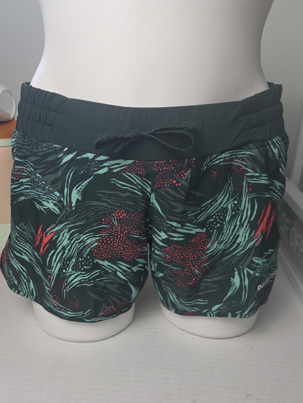 Patagonia Women's Black Patterned Athletic Shorts with Drawstring Size Small